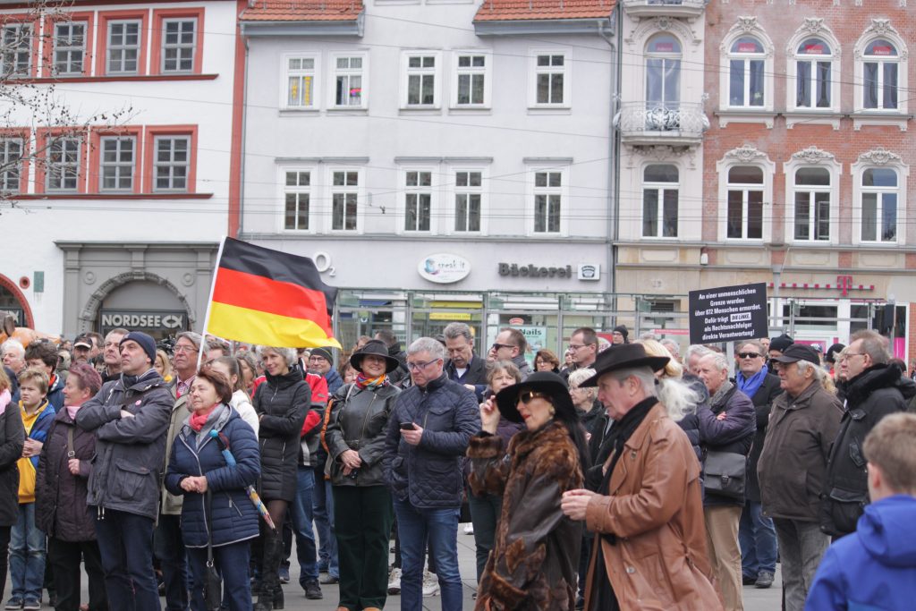 Corinna Herold von der AfD (mitte hintere Frau mit Hut) beibei Bürger für Thüringen Kundgebung Anger