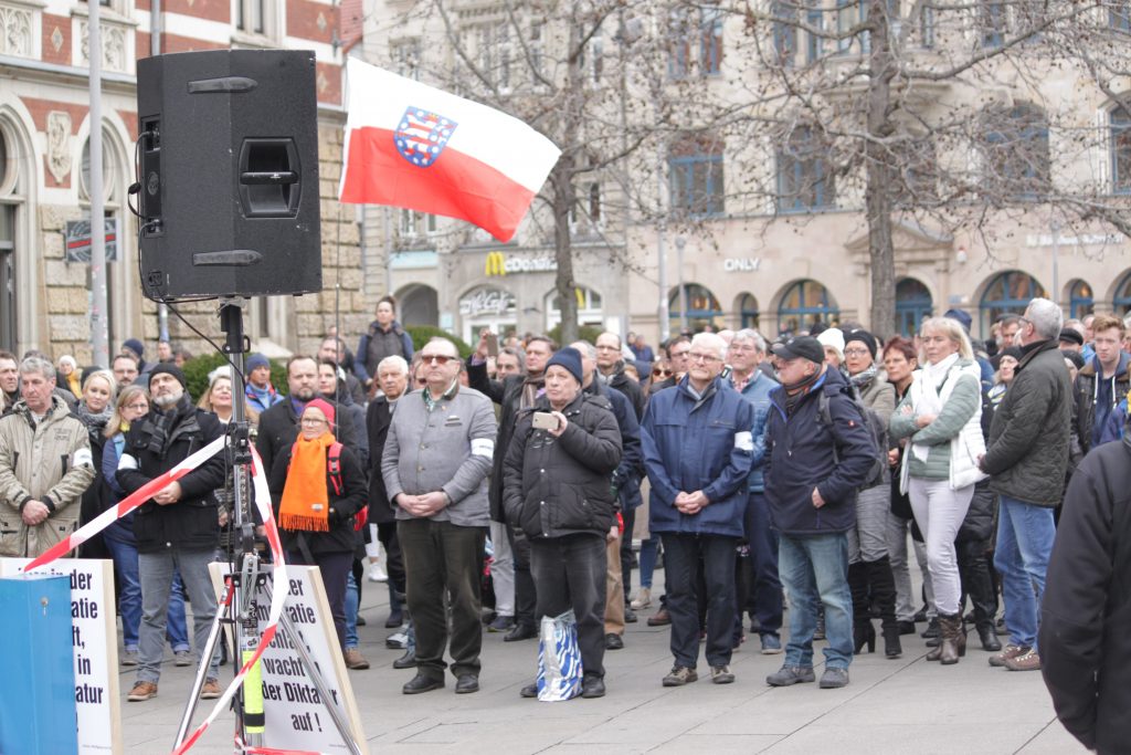 Stefan Möller von der AfD (mitte hintere Reihe, Halb-Glatze + Brille) beibei Bürger für Thüringen Kundgebung Anger