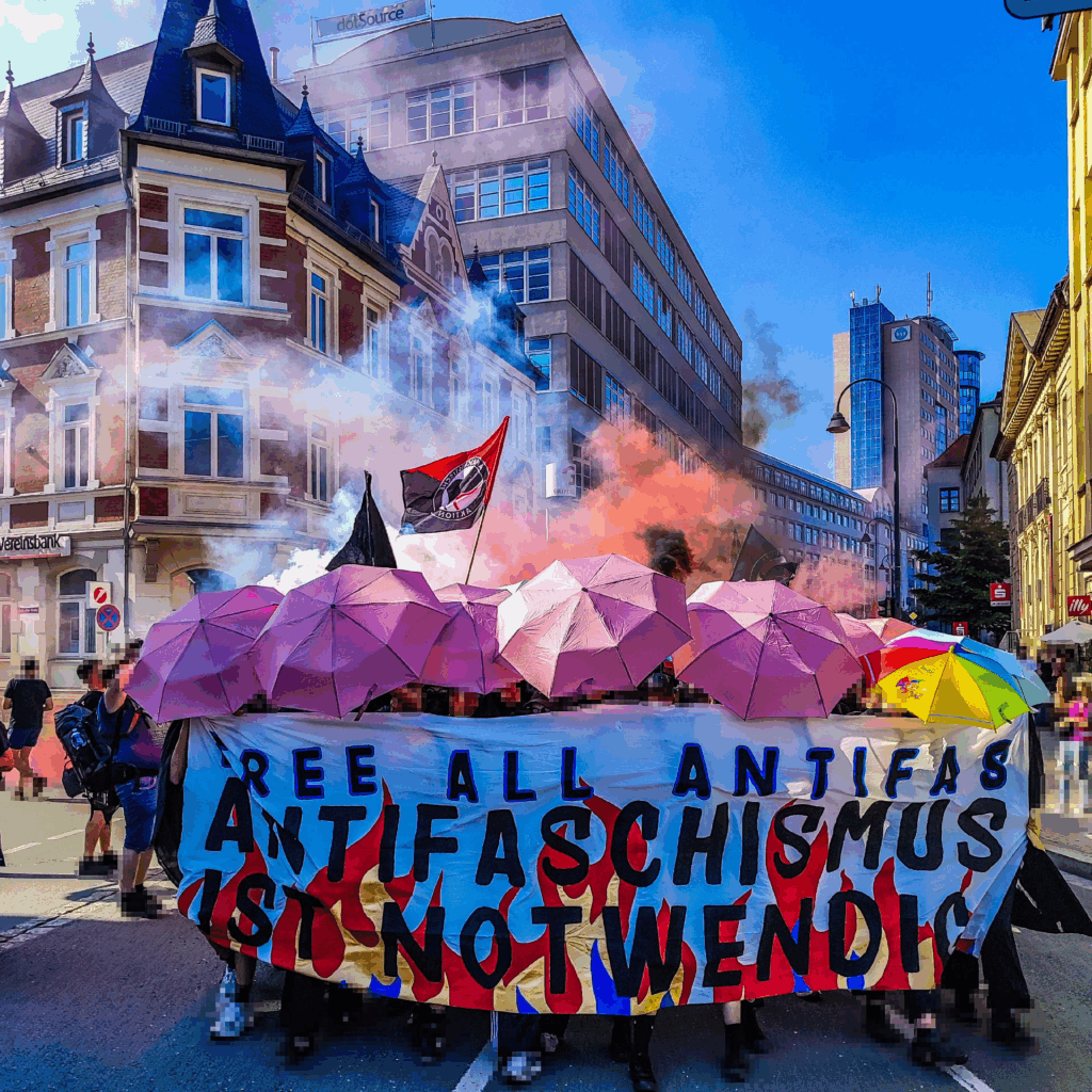 Tausende demonstrierten in Jena gegen die Kriminalisierung von Antifas. Sie forderten auch die Rückführung der Ak­ti­vis­t:in Maja T. nach Deutschland.